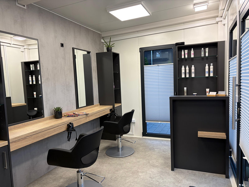 Friseurcontainer im Garten