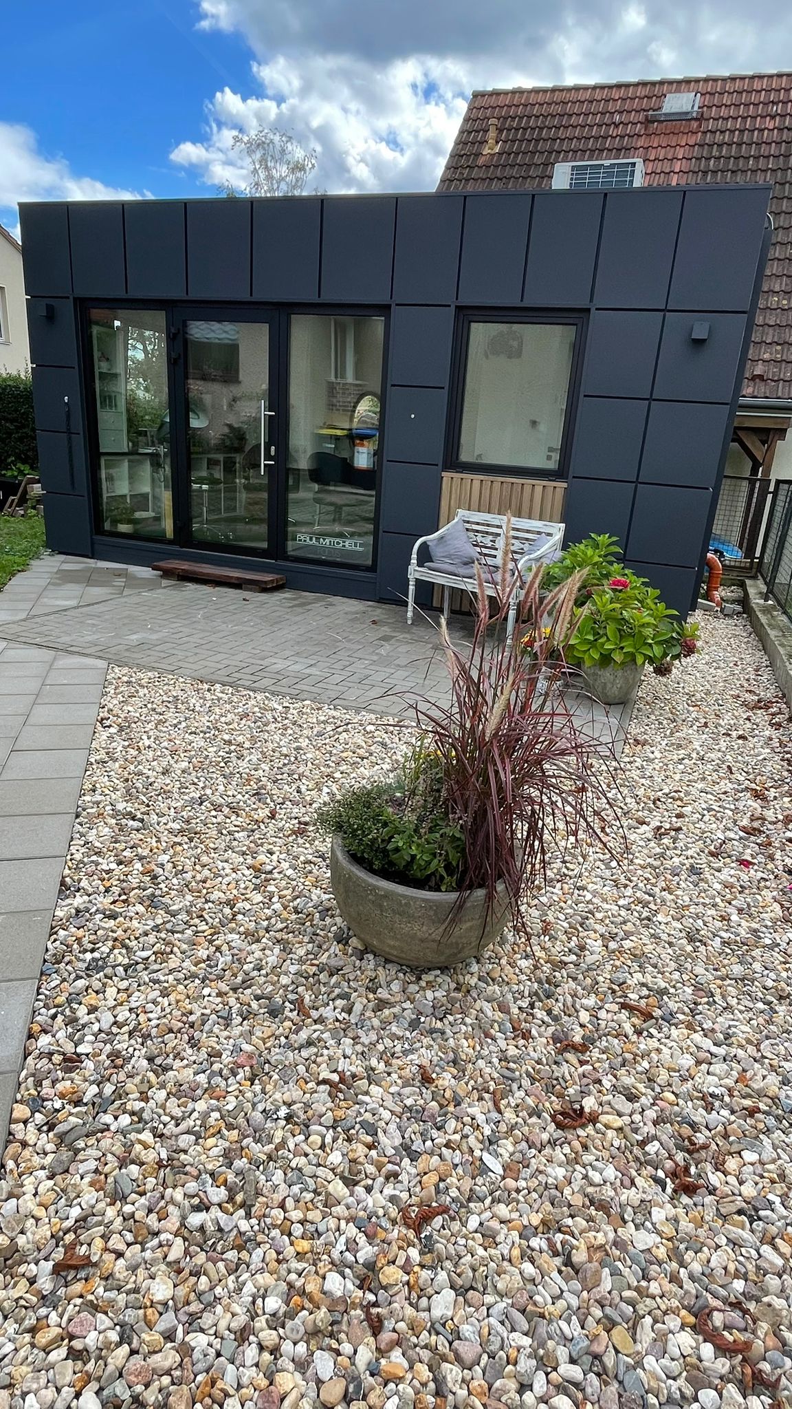 Friseurcontainer im Garten