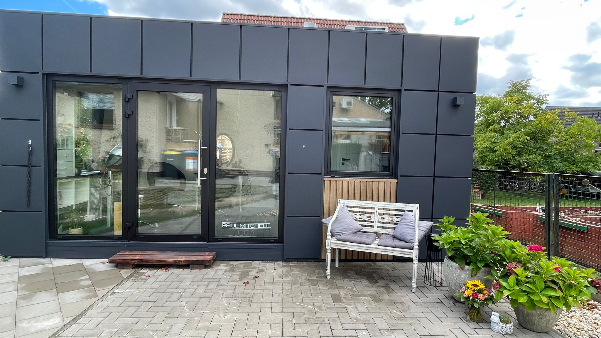 Friseurcontainer im Garten